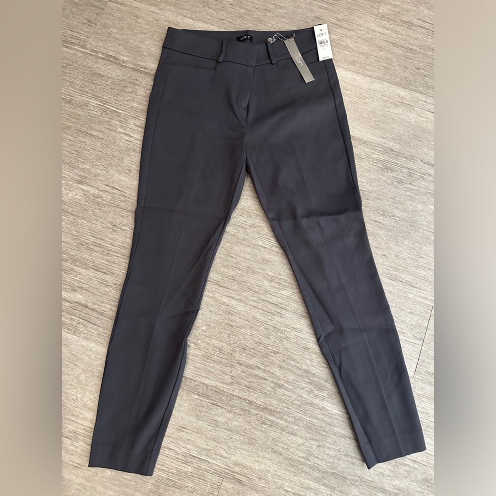 NWT LOFT Women’s Grey skinny leg pants - size 4